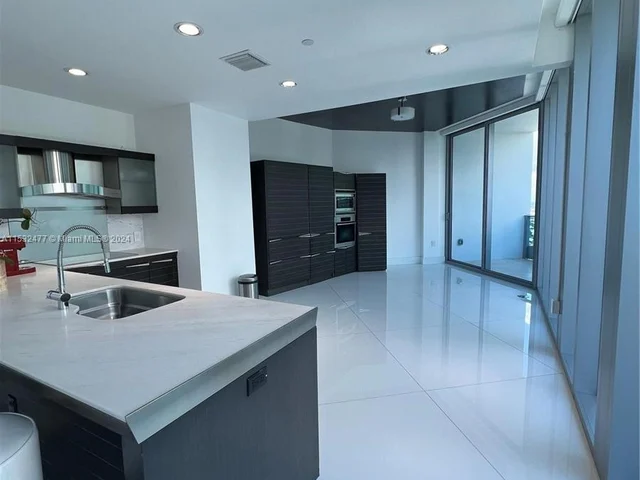 200 Biscayne Blvd Way # 4811, Miami FL 33131