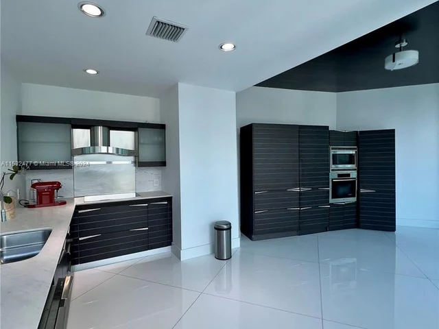 200 Biscayne Blvd Way # 4811, Miami FL 33131