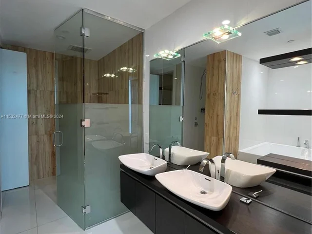 200 Biscayne Blvd Way # 4811, Miami FL 33131