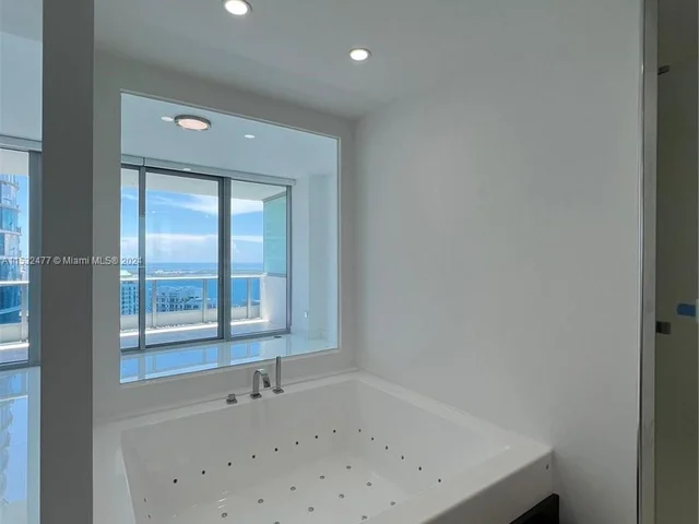 200 Biscayne Blvd Way # 4811, Miami FL 33131