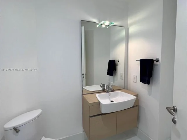 200 Biscayne Blvd Way # 4811, Miami FL 33131