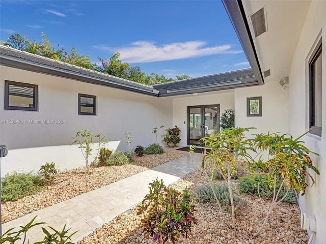 2606 N Riverside Dr, Pompano Beach FL 33062