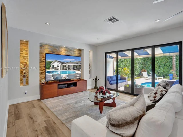 2606 N Riverside Dr, Pompano Beach FL 33062