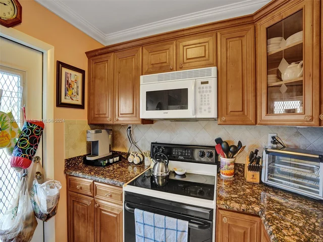 5000 NW 36th St # 503, Lauderdale Lakes FL 33319