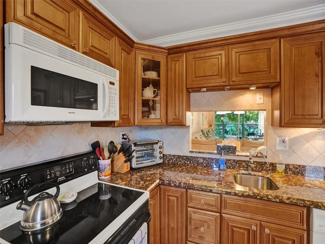 5000 NW 36th St # 503, Lauderdale Lakes FL 33319