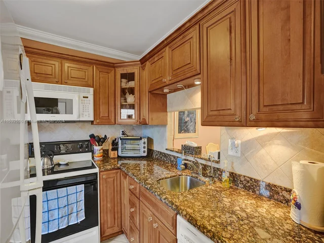 5000 NW 36th St # 503, Lauderdale Lakes FL 33319