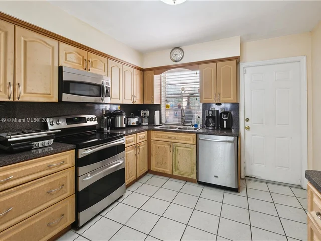 1110 NE 205th Ter, Miami FL 33179