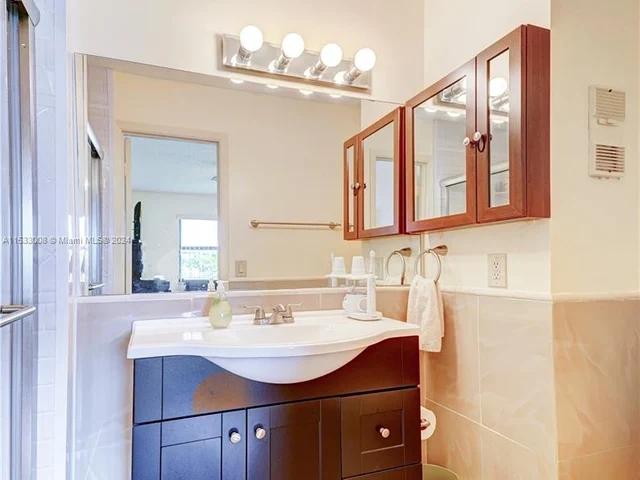 851 NE 207th Ln # 13, Miami FL 33179