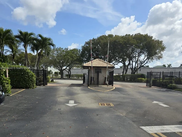 5590 Lakeside Dr # 102, Margate FL 33063