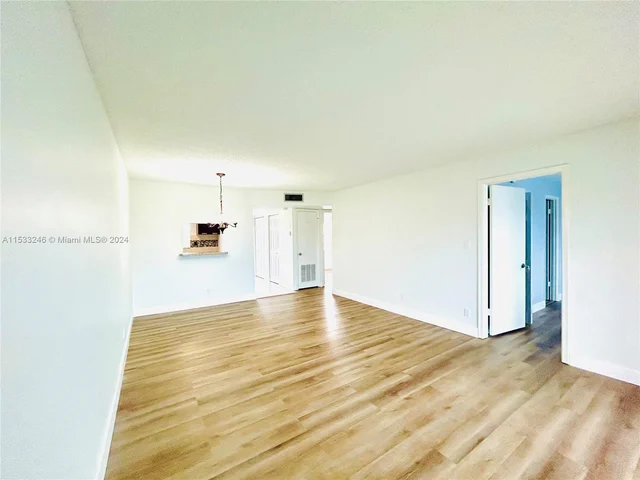 9460 Sunrise Lakes Blvd # 309, Sunrise FL 33322