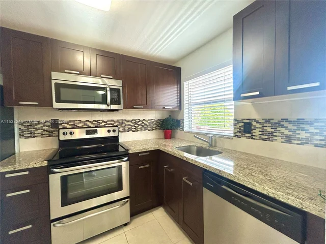 9460 Sunrise Lakes Blvd # 309, Sunrise FL 33322