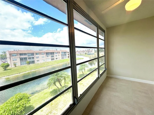 9460 Sunrise Lakes Blvd # 309, Sunrise FL 33322