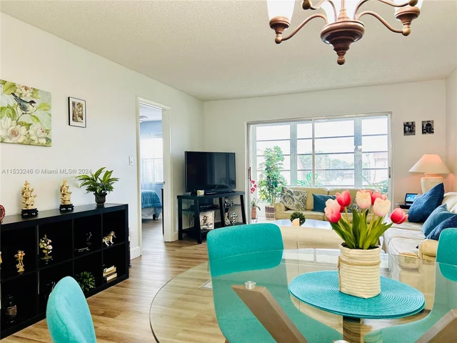 9460 Sunrise Lakes Blvd # 309, Sunrise FL 33322