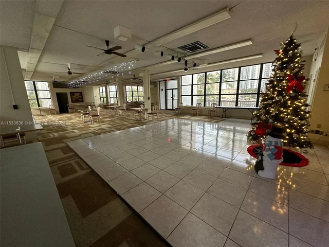 1000 Parkview Dr # 531, Hallandale Beach FL 33009