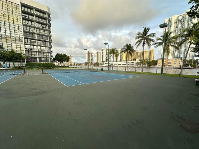 1000 Parkview Dr # 531, Hallandale Beach FL 33009
