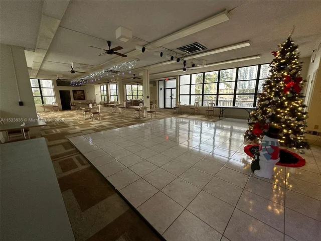 1000 Parkview Dr # 531, Hallandale Beach FL 33009