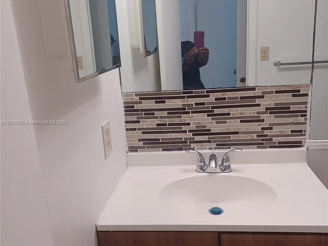 2600 W Sunrise Lakes Dr # 210, Sunrise FL 33322