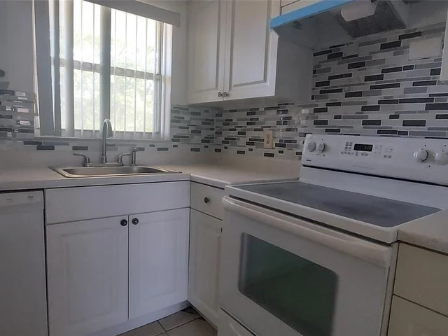 2600 W Sunrise Lakes Dr # 210, Sunrise FL 33322