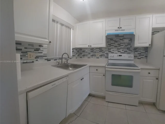 2600 W Sunrise Lakes Dr # 210, Sunrise FL 33322