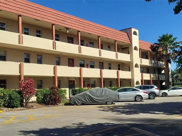 2600 W Sunrise Lakes Dr # 210, Sunrise FL 33322