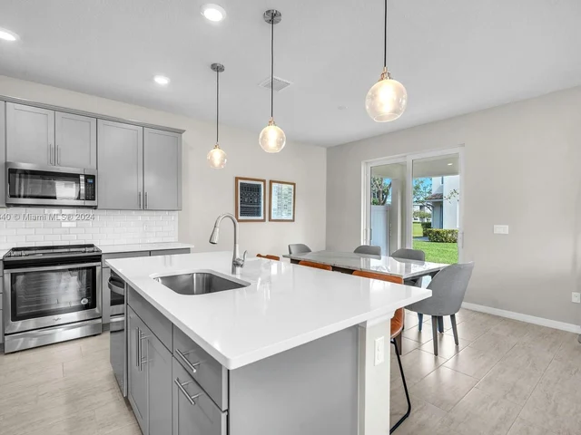 5103 Eucalyptus Dr, Hollywood FL 33021