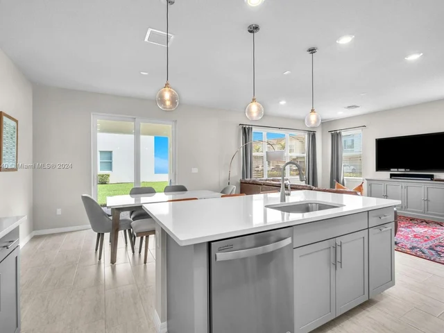 5103 Eucalyptus Dr, Hollywood FL 33021