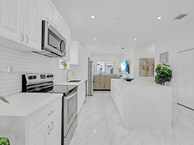 1460 NW 51st St, Miami FL 33142