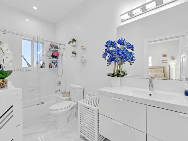 1460 NW 51st St, Miami FL 33142