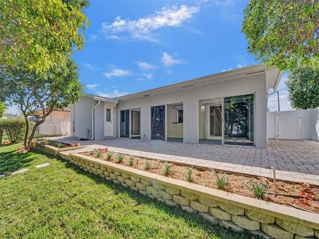 307 SE 4th St, Dania Beach FL 33004