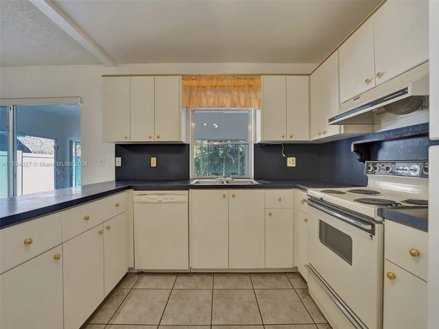 307 SE 4th St, Dania Beach FL 33004