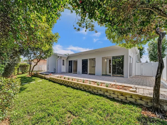 307 SE 4th St, Dania Beach FL 33004