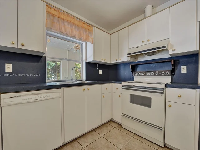 307 SE 4th St, Dania Beach FL 33004