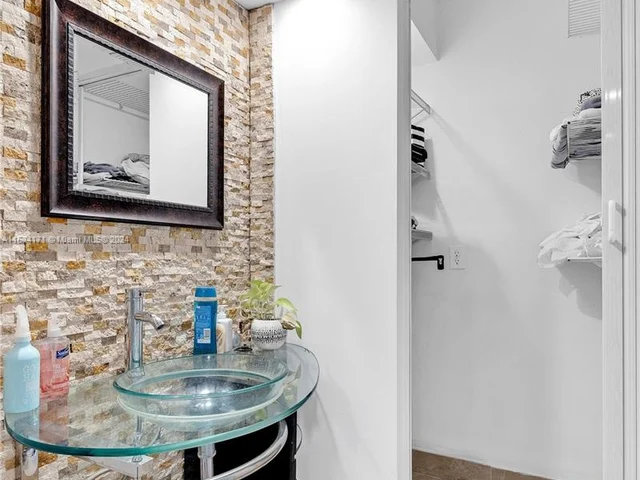 2715 N Ocean Blvd # 2E, Fort Lauderdale FL 33308