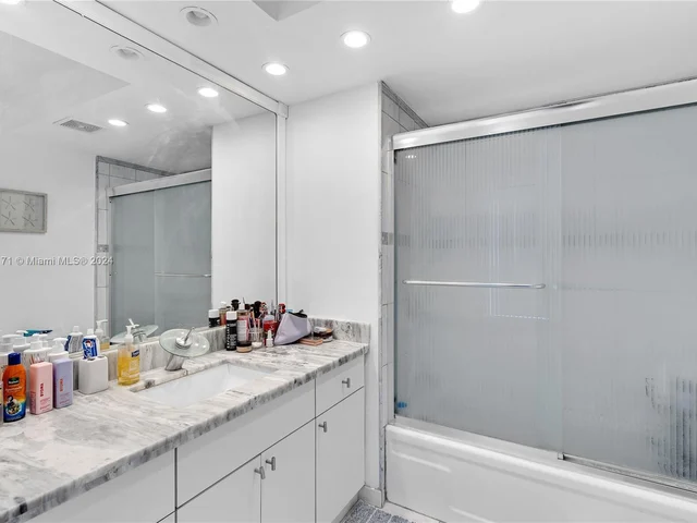 2715 N Ocean Blvd # 2E, Fort Lauderdale FL 33308