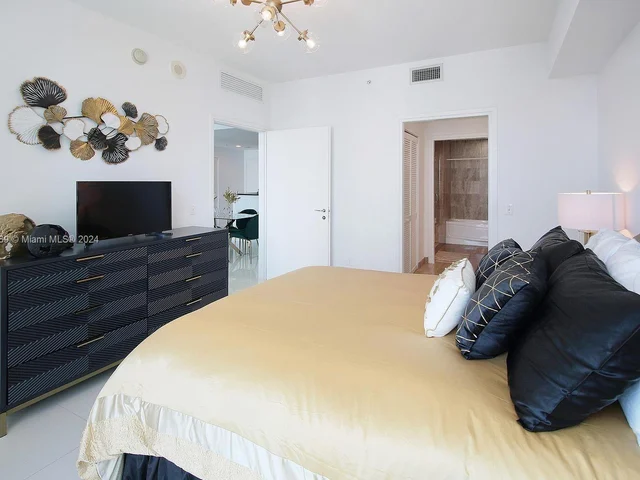 300 S Biscayne Blvd # 2312, Miami FL 33131