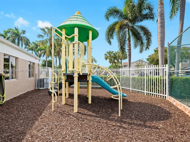 1906 Discovery Cir E, Deerfield Beach FL 33442