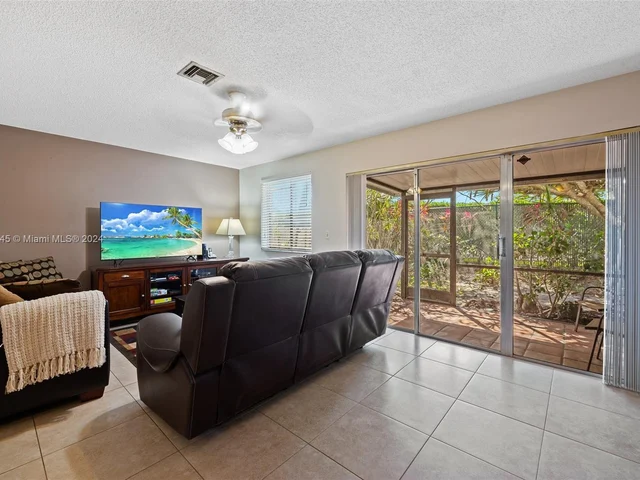 1906 Discovery Cir E, Deerfield Beach FL 33442