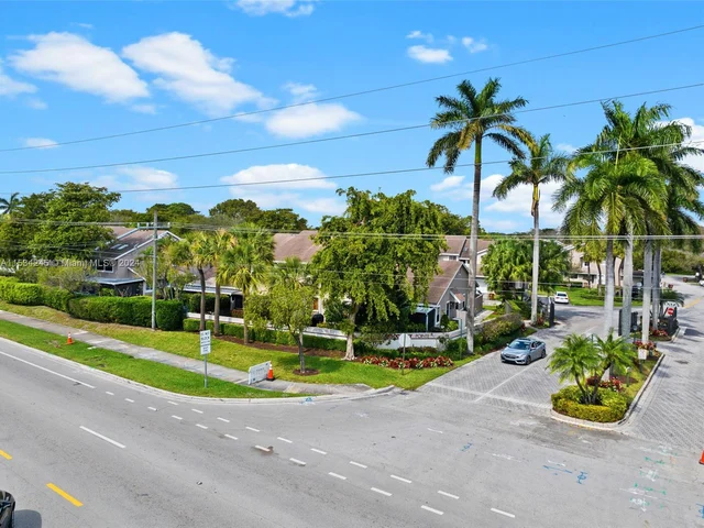 1906 Discovery Cir E, Deerfield Beach FL 33442