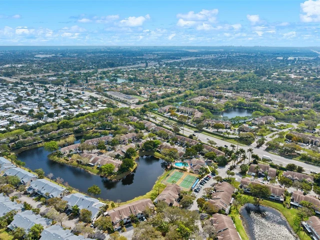 1906 Discovery Cir E, Deerfield Beach FL 33442