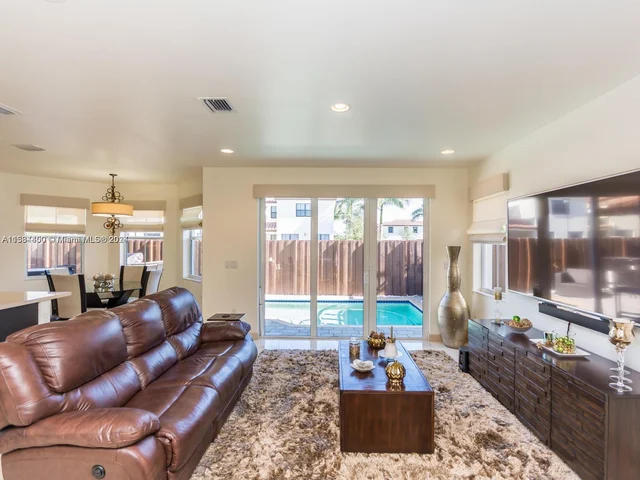 7013 NW 104th Ct, Doral FL 33178