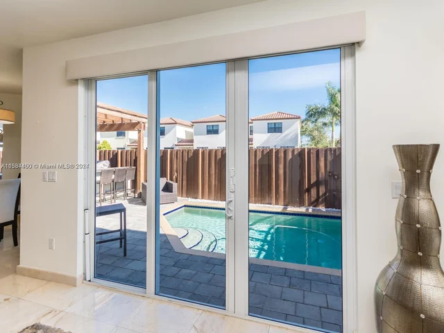 7013 NW 104th Ct, Doral FL 33178