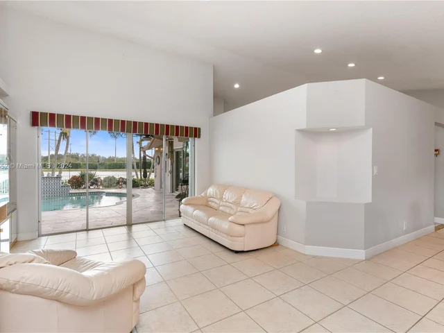 10462 NW 48th Pl, Coral Springs FL 33076