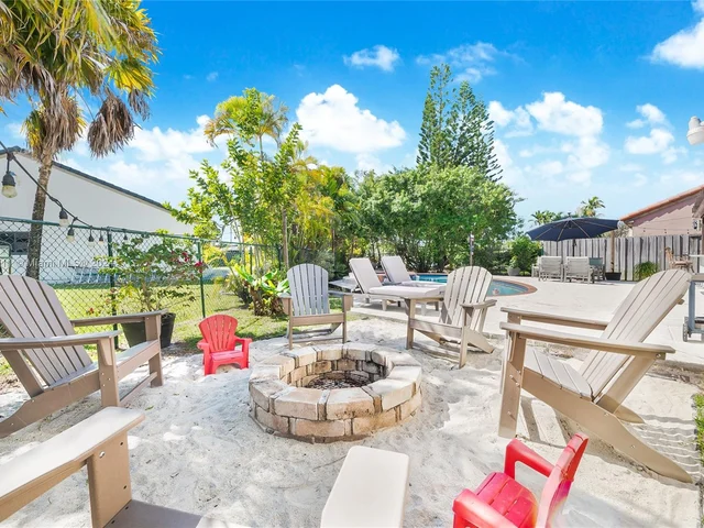 15992 SW 73rd St, Miami FL 33193