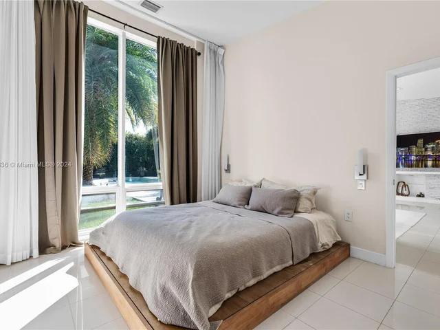 910 N Venetian Dr, Miami FL 33139