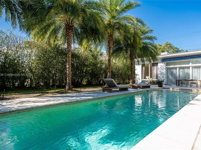 910 N Venetian Dr, Miami FL 33139