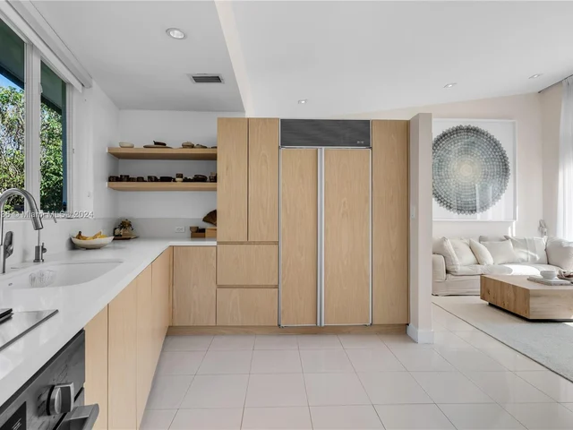 910 N Venetian Dr, Miami FL 33139