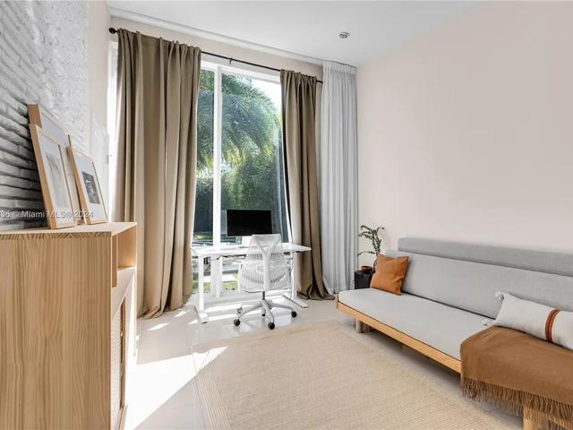 910 N Venetian Dr, Miami FL 33139