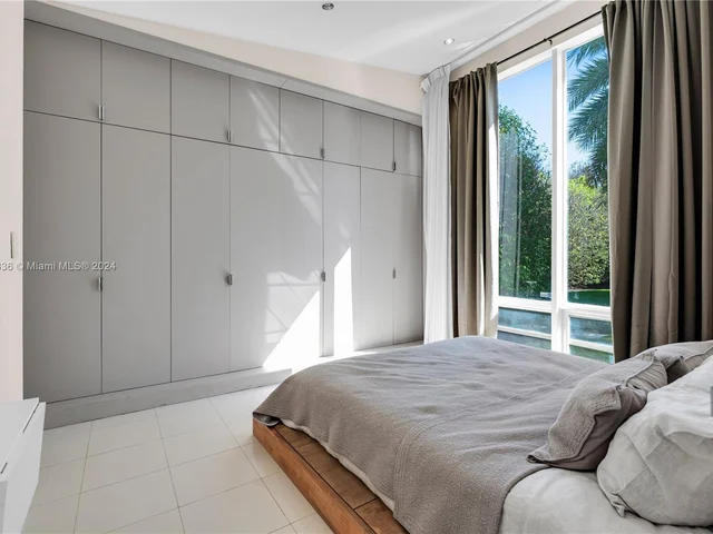 910 N Venetian Dr, Miami FL 33139