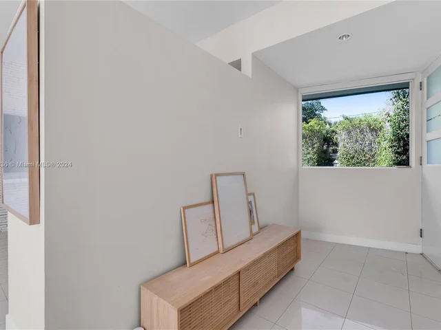 910 N Venetian Dr, Miami FL 33139