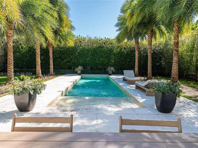 910 N Venetian Dr, Miami FL 33139